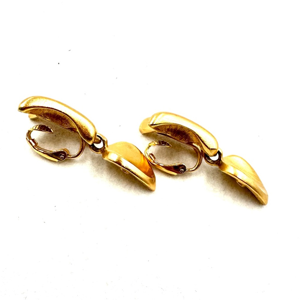 Vintage 1980’s Anne Klein Matte Gold Tone Ear Clip Earrings - Picture 8 of 10